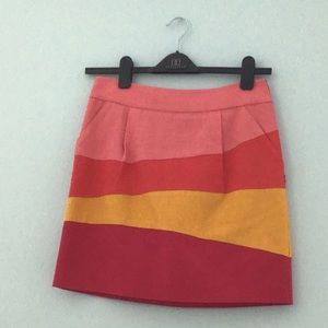 Cute, high waisted, colorful skirt with pockets.